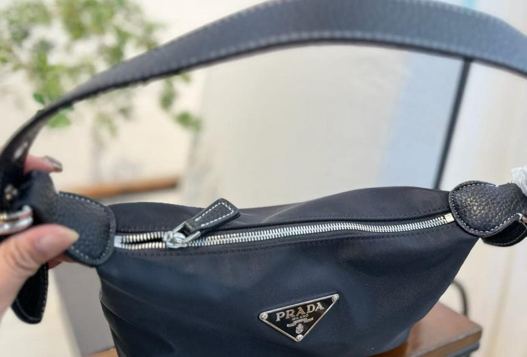 PRADA ブラックレザートートバッグ