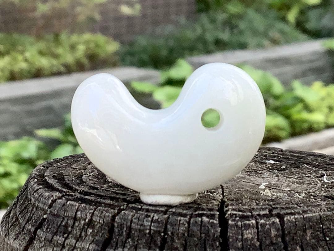 ✳60万円以上間違い無し‼️卸し糸魚川翡翠勾玉　お守り守護石に　鑑別書取得極上品‼️