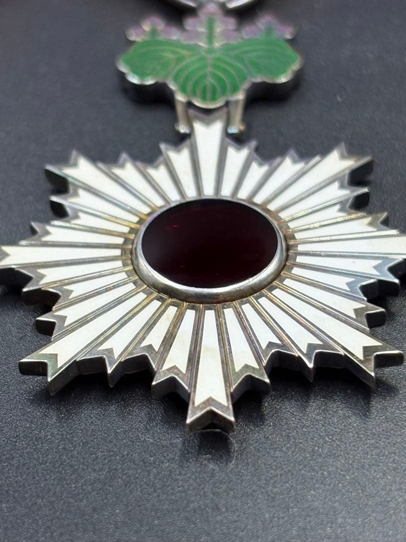 【お値下げ】勲六等単光旭日章 勲章 共箱