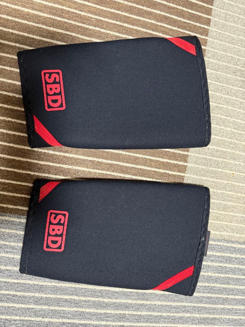 SBD ニースリーブ　Lサイズ　 黒と赤のストライプ