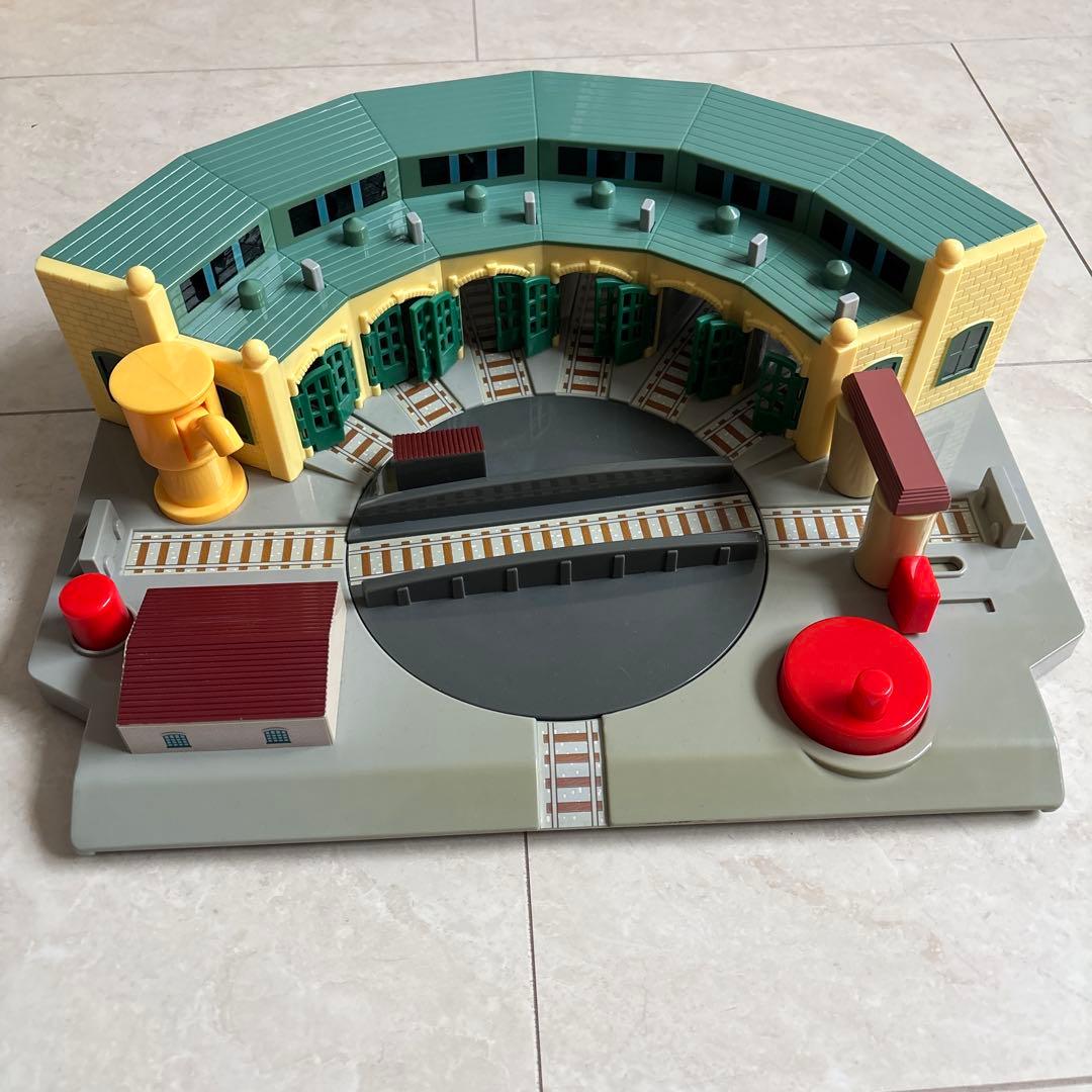 トミカ　機関車トーマス　ティドマス機関庫　操車場