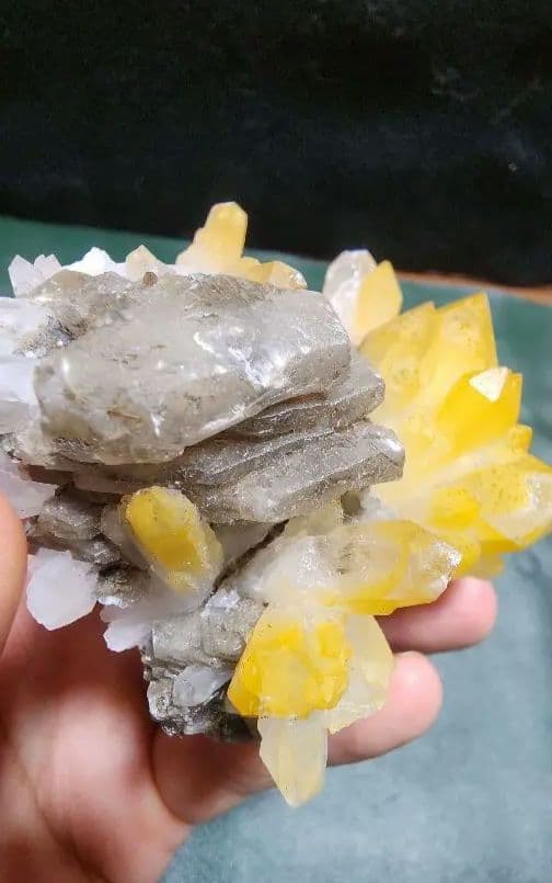 方解石入りマンゴークォーツ