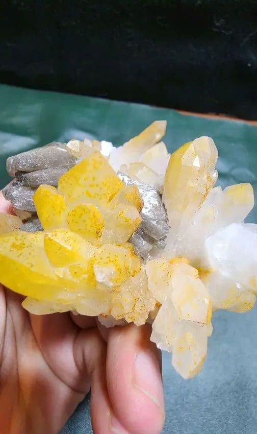 方解石入りマンゴークォーツ