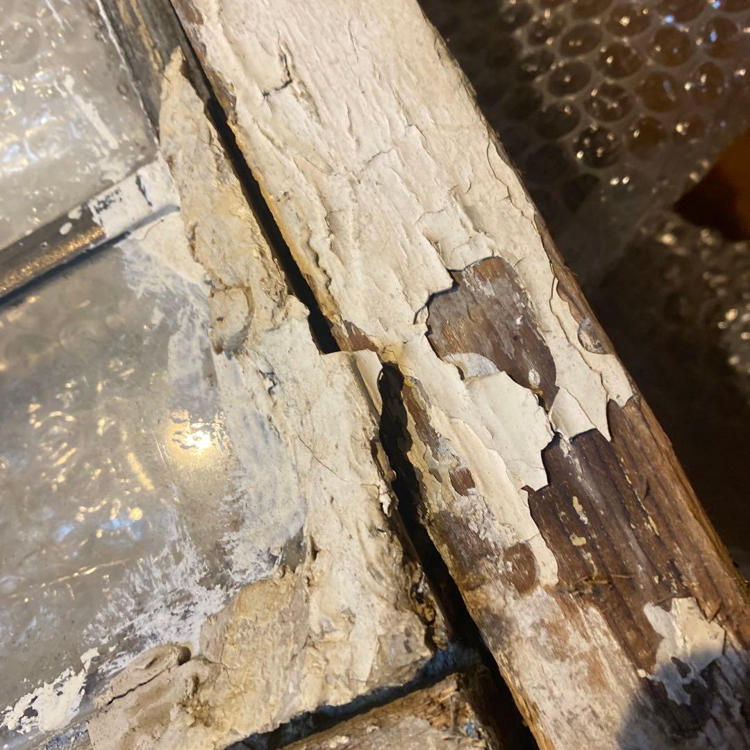 古いステンドグラス ハート型アクセント