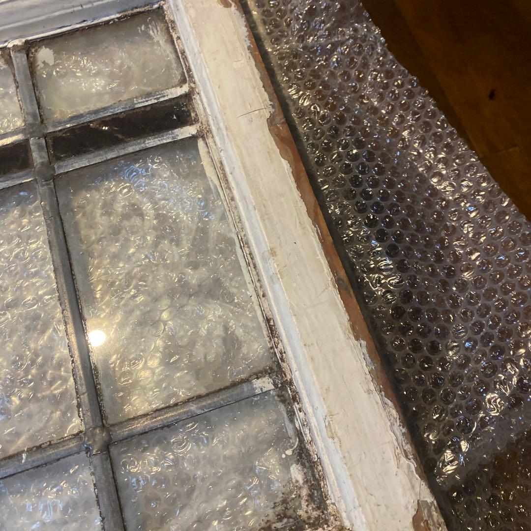 古いステンドグラス ハート型アクセント