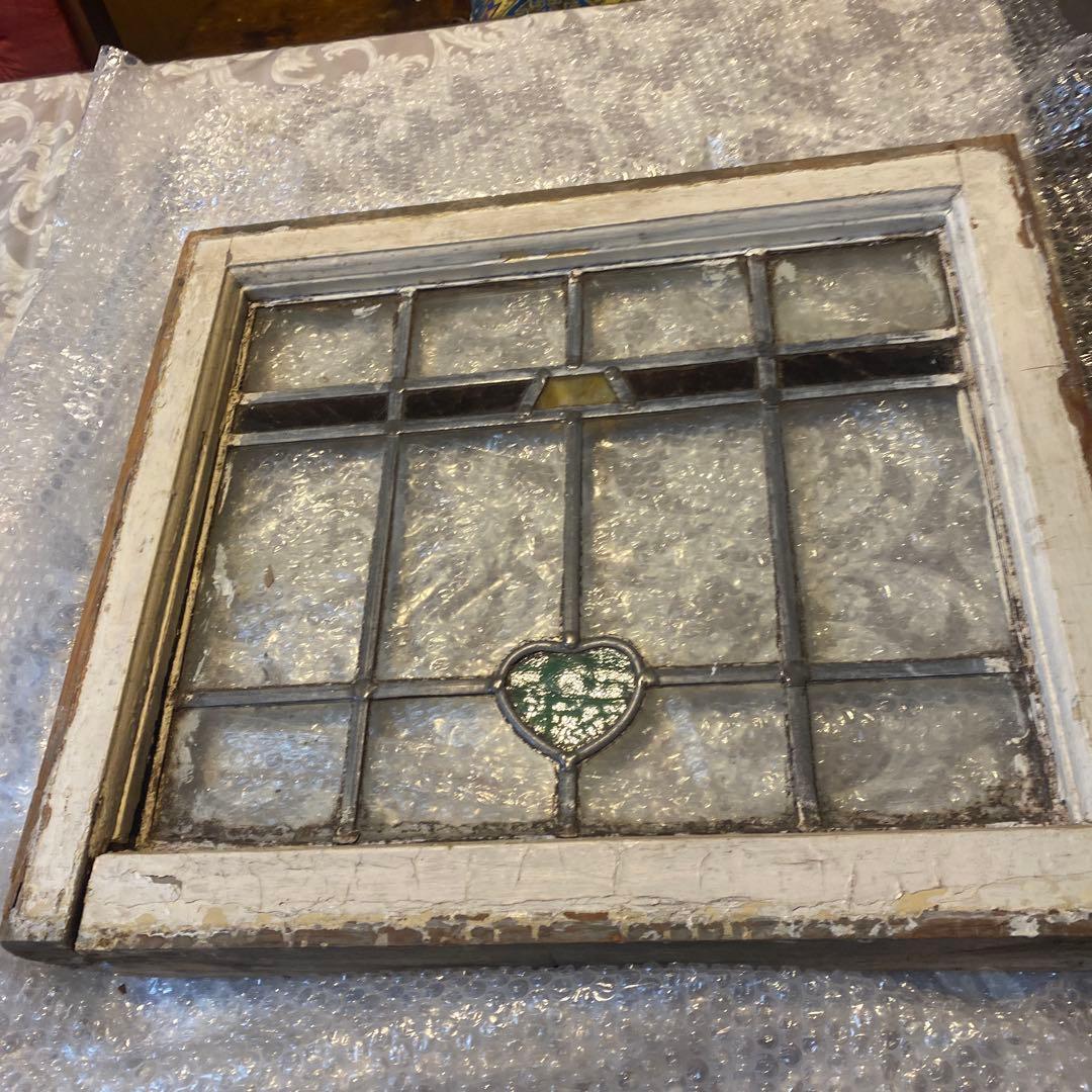 古いステンドグラス ハート型アクセント