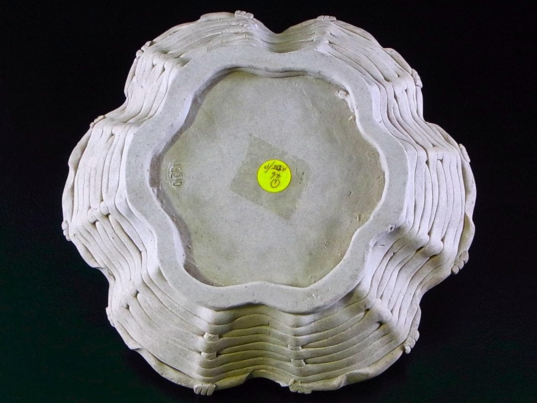 【 E919 】 素晴らしき超名品　明治期萬古焼上手作品　陽刻番の鶴文飾り皿