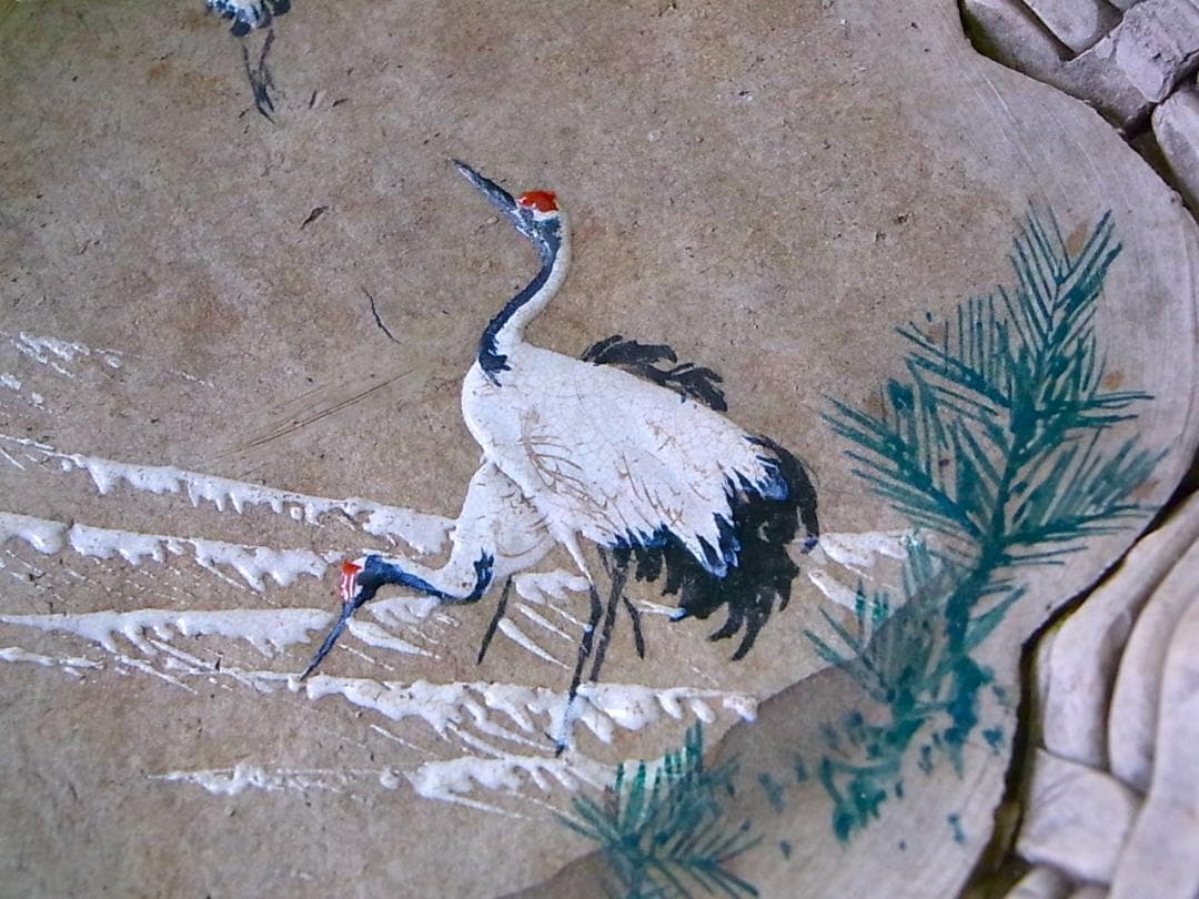 【 E919 】 素晴らしき超名品　明治期萬古焼上手作品　陽刻番の鶴文飾り皿