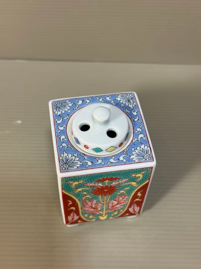 2277  伊万里徳右衛門　錦菊花文角香炉