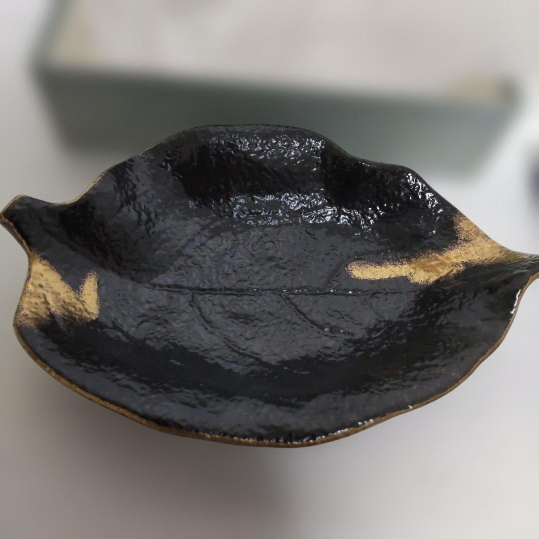 一水庵 黒と金の葉形陶器 箱付き