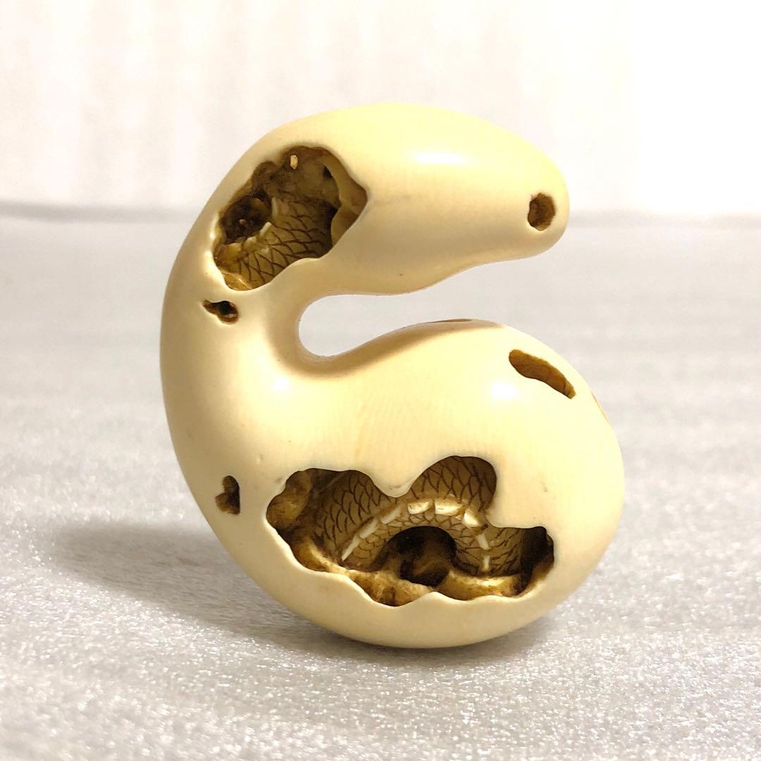 象牙調　瓢箪龍透かし彫刻　根付　置物