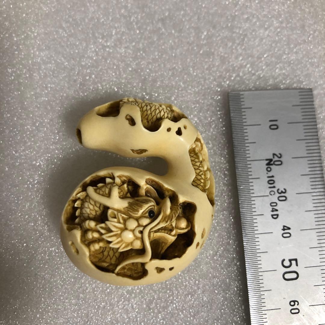 象牙調　瓢箪龍透かし彫刻　根付　置物