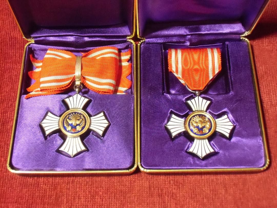 奈*☆様 ●日本の勲章/徽章＊日本赤十字社＊金色有功章＊男女用２個セット（実物）