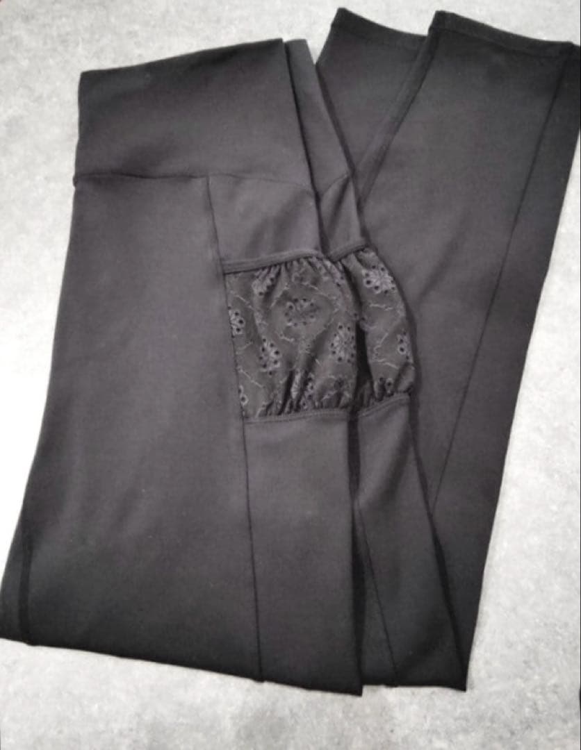 新品　SUKALAフラワーレースレギンスM パイピングされたレースのポケット