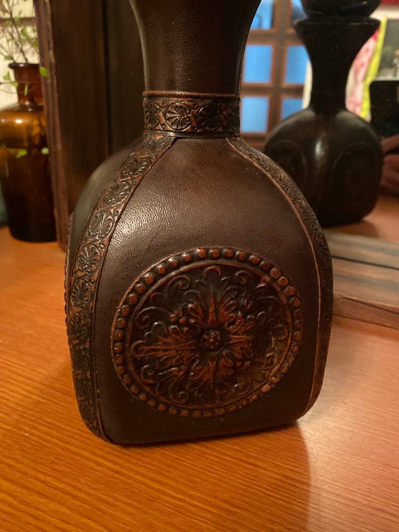 イタリア製　瓶　ビン　革張り　皮　ヴィンテージ　レトロ　酒瓶　インテリア