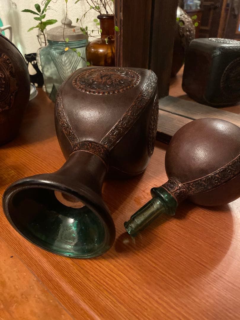 イタリア製　瓶　ビン　革張り　皮　ヴィンテージ　レトロ　酒瓶　インテリア