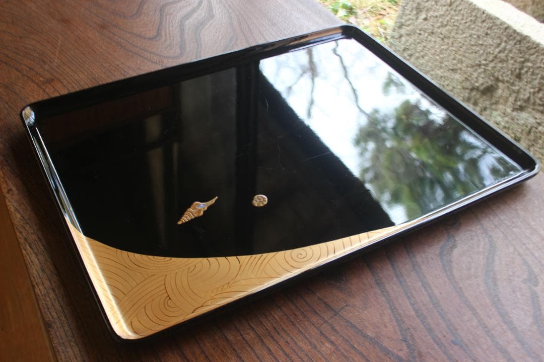 上質黒漆に優美な波貝殻螺鈿巻の映える長方膳（検輪島塗お膳お盆