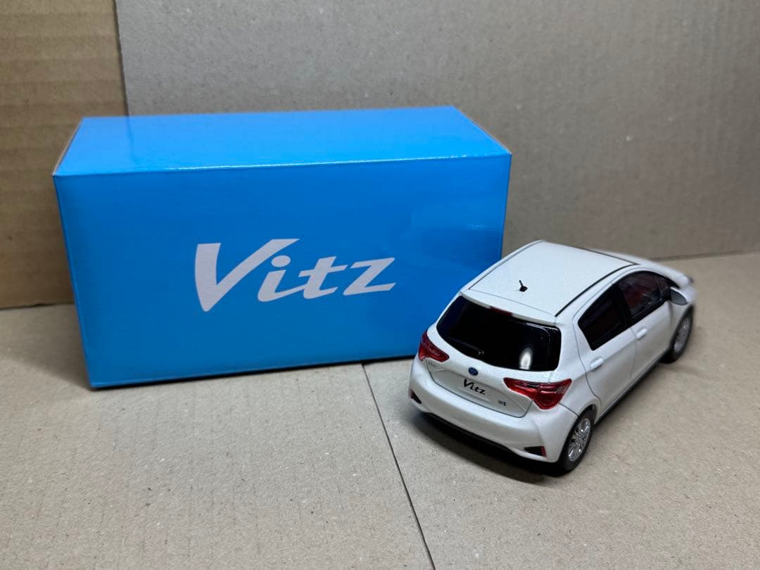トヨタ ヴィッツ HV ホワイトパール 色見本ミニカー カラーサンプル 未使用