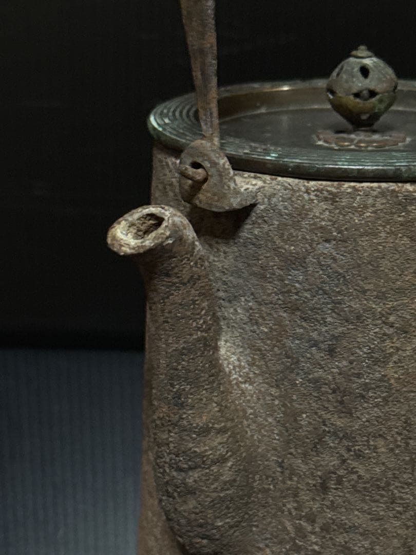 龍文堂 安之介 造 銀象嵌提手 宣徳蟲喰輪線蓋 筒型 鉄瓶 茶道具