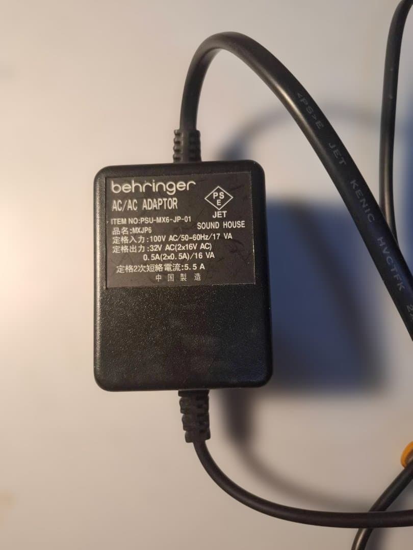 Behringer XENYX Q1202USB パワードミキサー