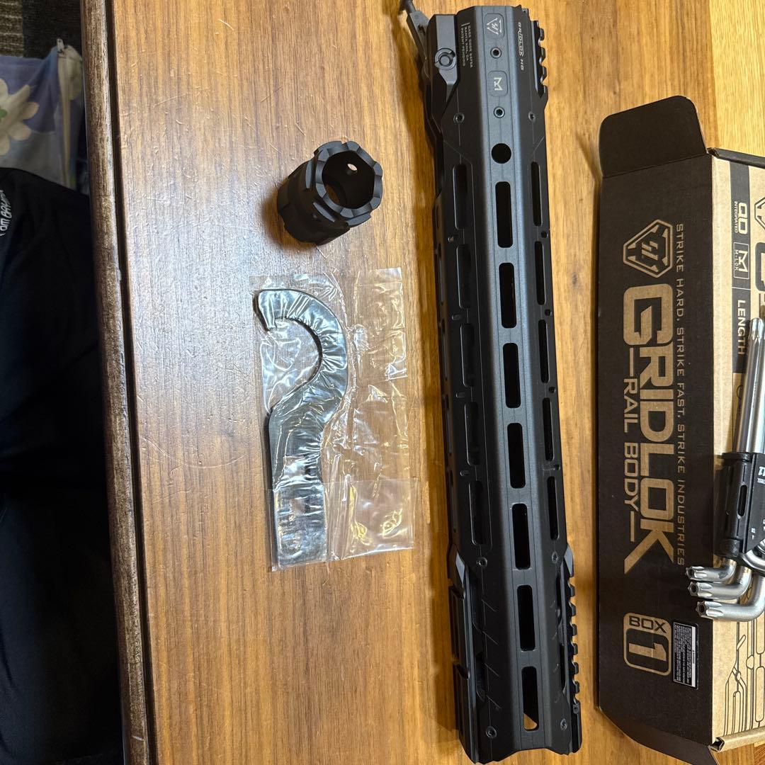 実物 GRIDLOK ハンドガード ブラック 15インチ