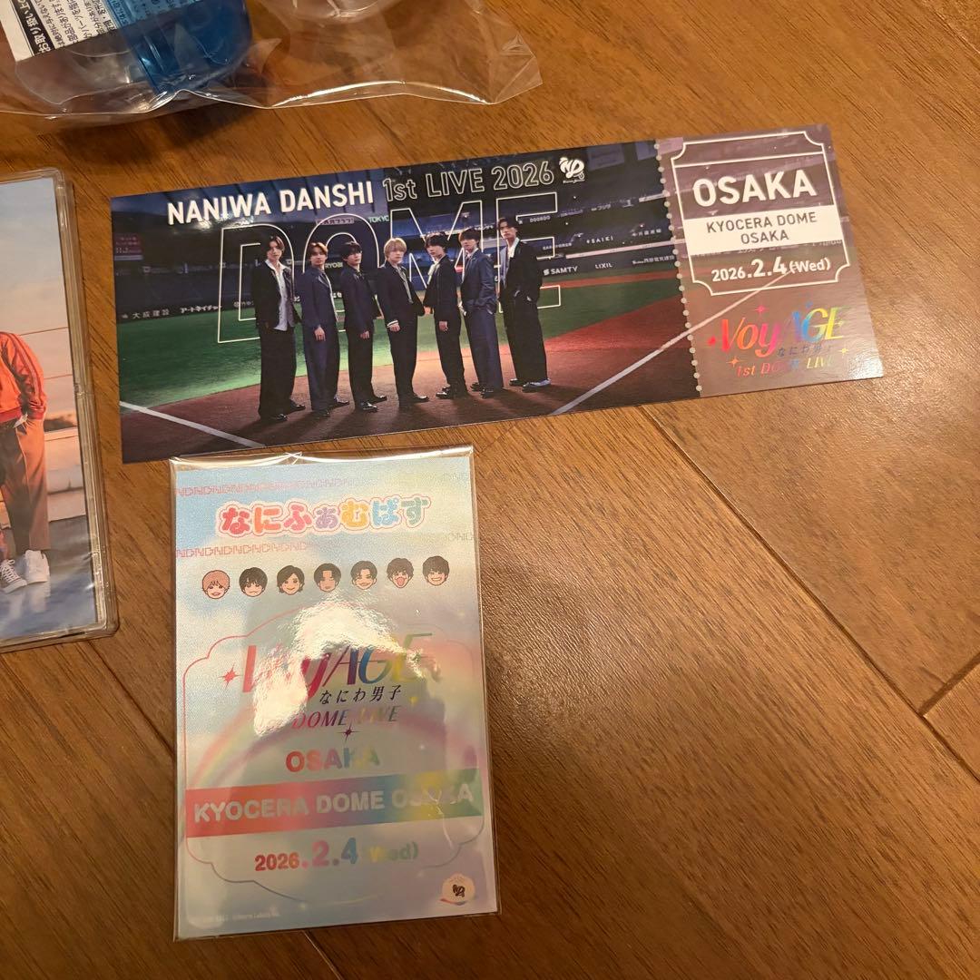 なにわ男子　めじるしチャーム　2/4 なにふぁむパスステッカー　虹色