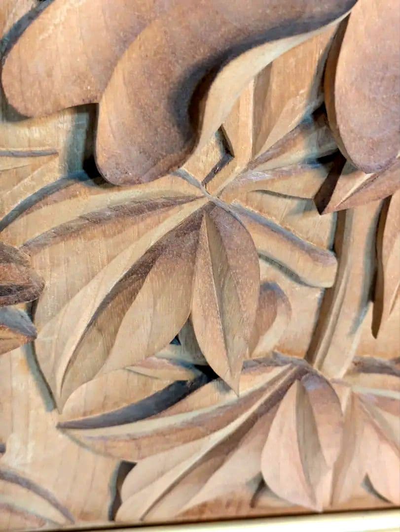 井波彫刻大きめ額、牡丹の花と蕾、作家落款あり