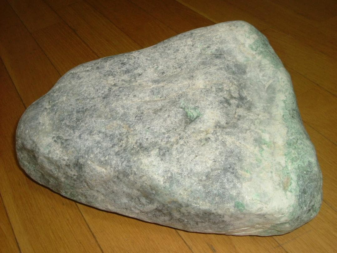 【黒灰×緑】糸魚川ヒスイ　翡翠　原石　２０ｋｇ