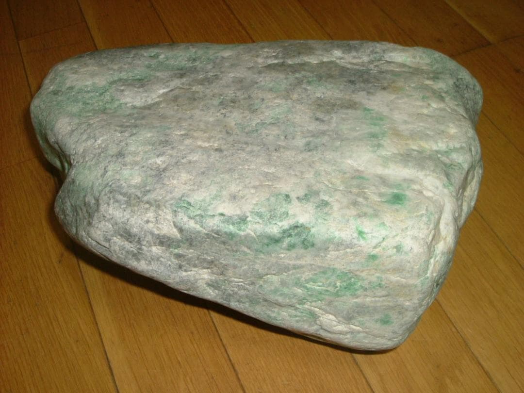 【黒灰×緑】糸魚川ヒスイ　翡翠　原石　２０ｋｇ