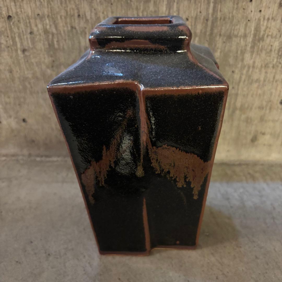 益子焼　秋山一夫　黒釉面違角瓶　花瓶