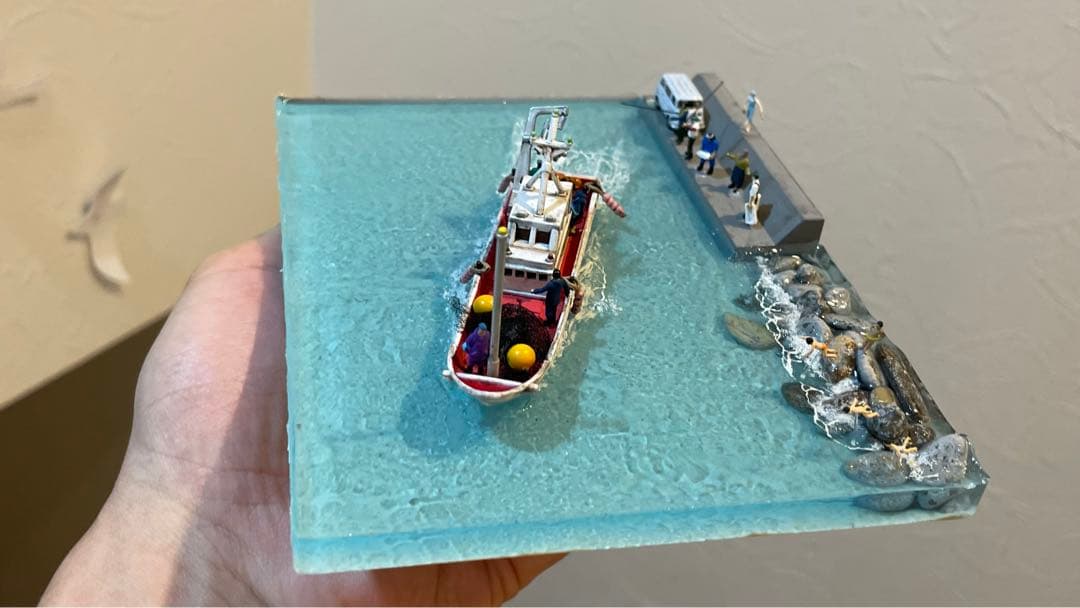 小さな漁港と出港する漁　レジン　ジオラマ