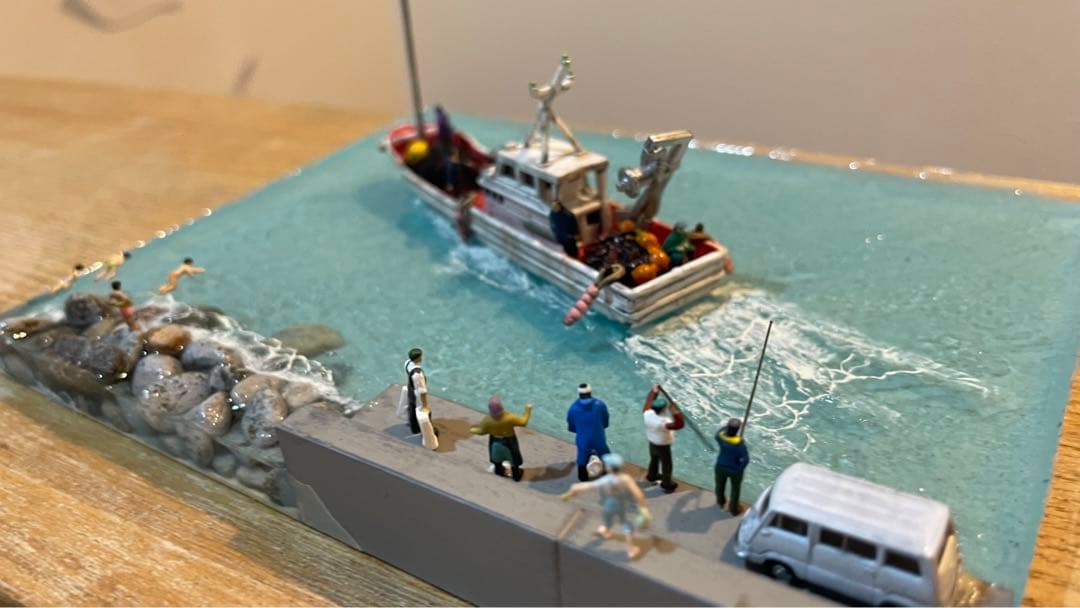 小さな漁港と出港する漁　レジン　ジオラマ