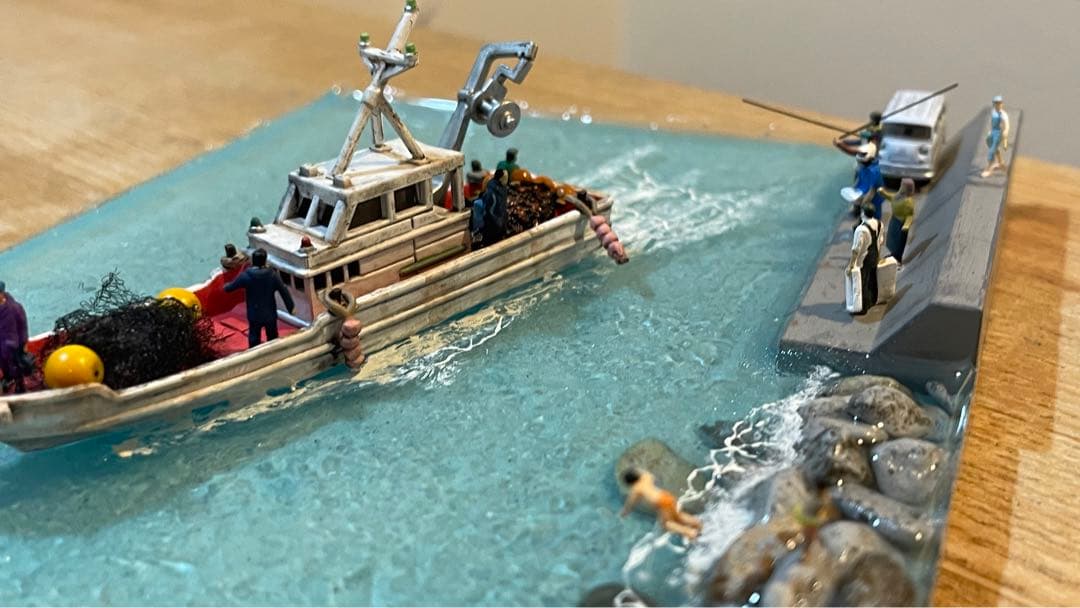 小さな漁港と出港する漁　レジン　ジオラマ