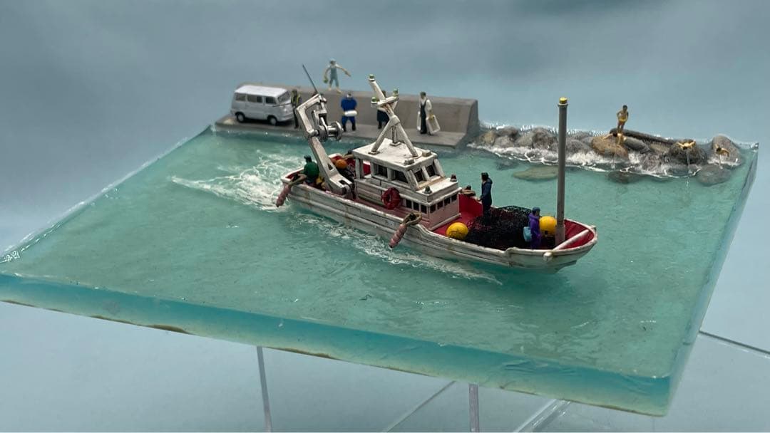 小さな漁港と出港する漁　レジン　ジオラマ