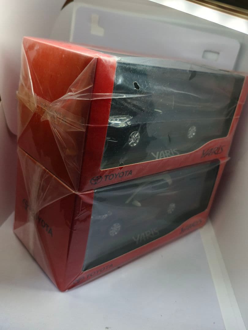 トヨタ ヤリス ミニカー 2台セット　カラーサンプル　色見本　1/30