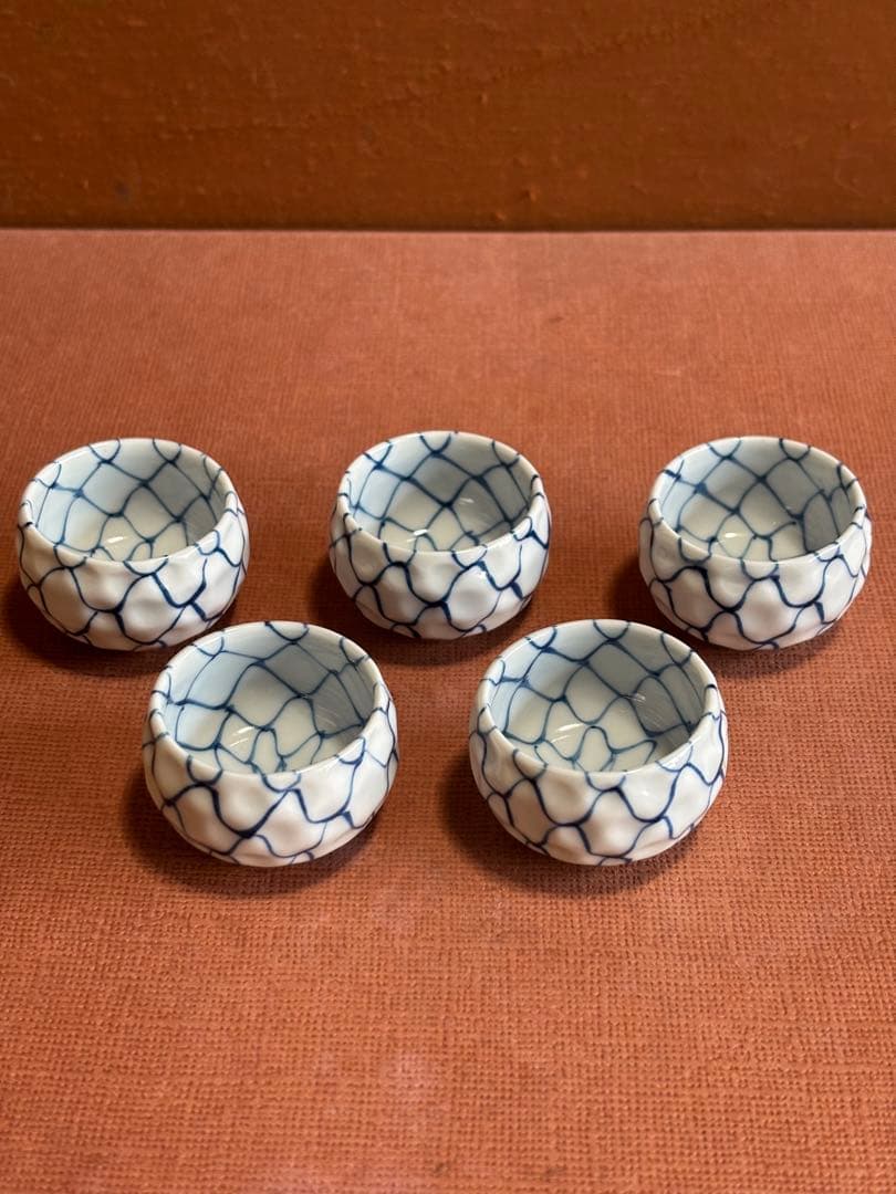 ちゅいくん専用古伊万里染付網代文三ツ足ぐい呑五客揃　上手作品　二点無キズ