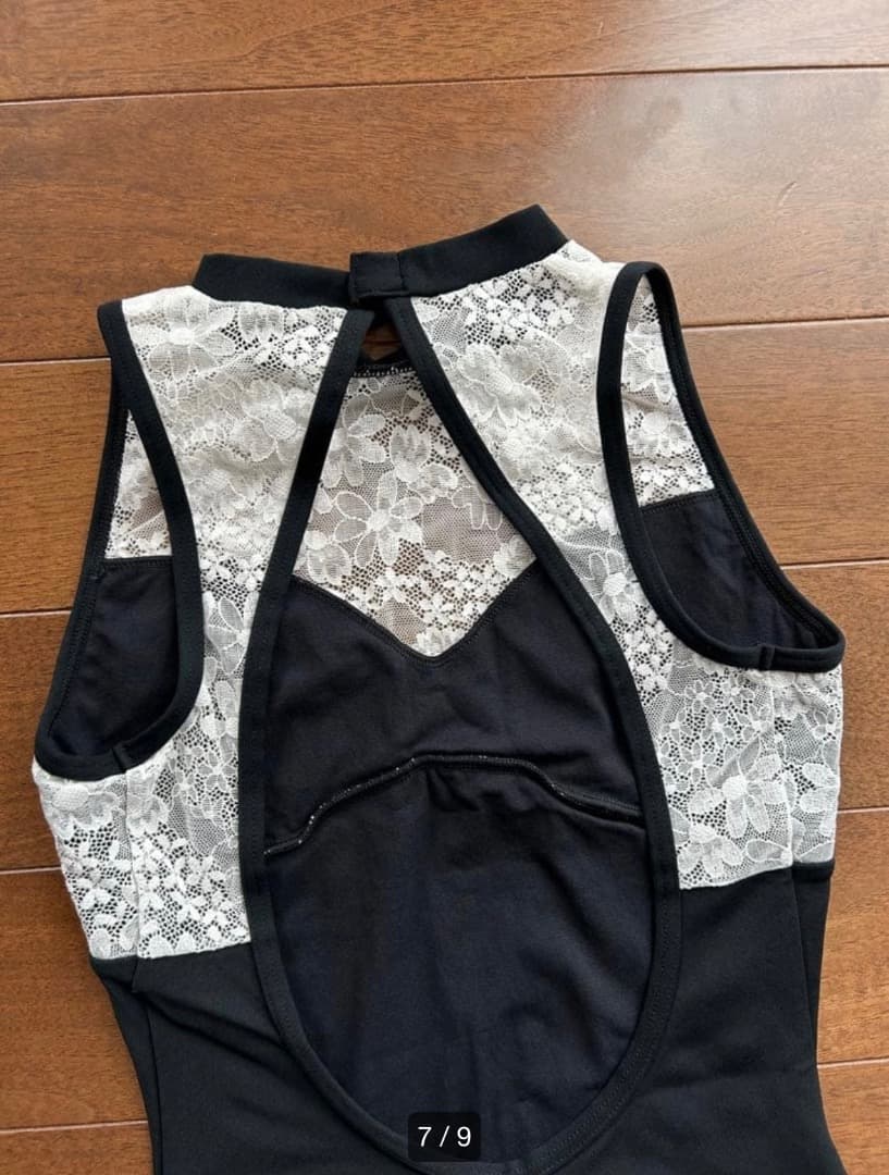 レオタード 黒と白のレース ハイネック