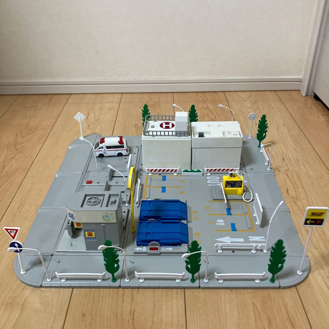 トミカタウン 病院 駐車場　薬局　トミカ