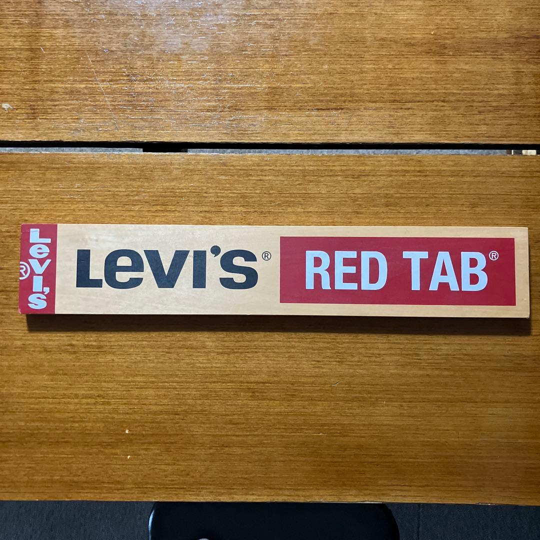 Levi's RED TAB ロゴ入りウッド看板