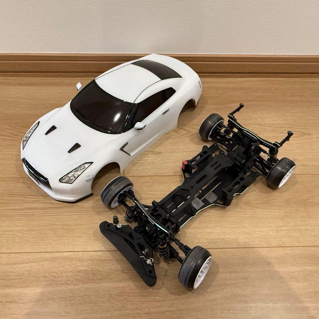 ヨコモSD1.0 GT-Rボディ、タイヤ付き