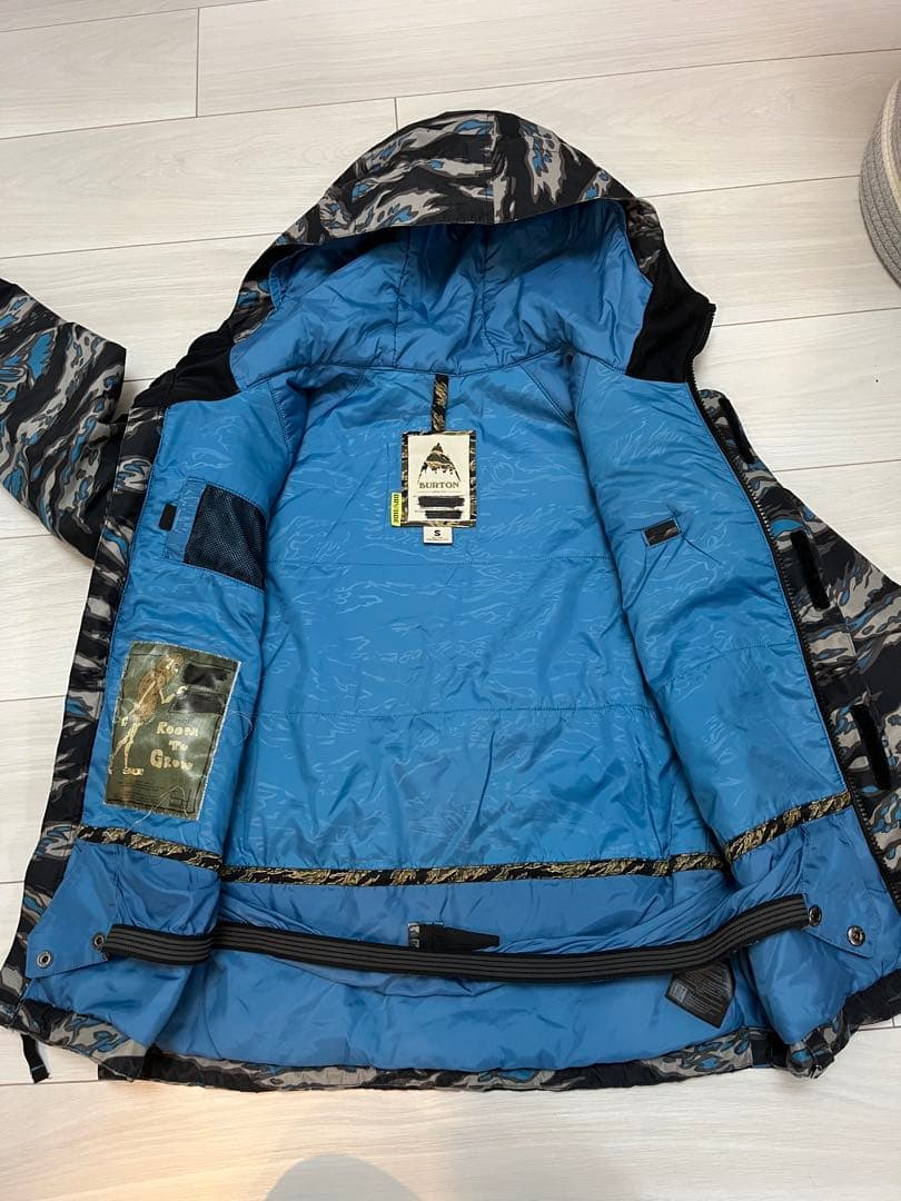 Burton 子供用カモフラージュ柄スノーボードウェアセット