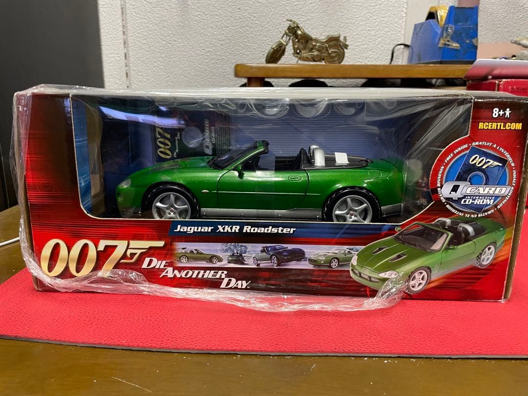 007ボンドカー　ジャガー　XKRロードスター