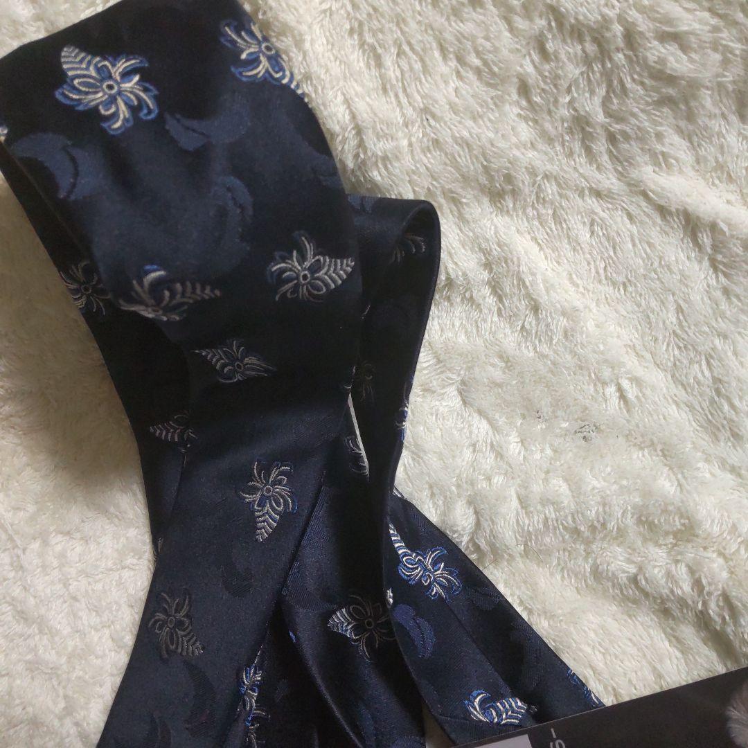 舘ひろし50周年アルバム写真ネクタイ同型同色