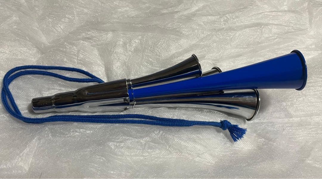 ブルーとシルバーのチアホーン（ガンバ大阪）