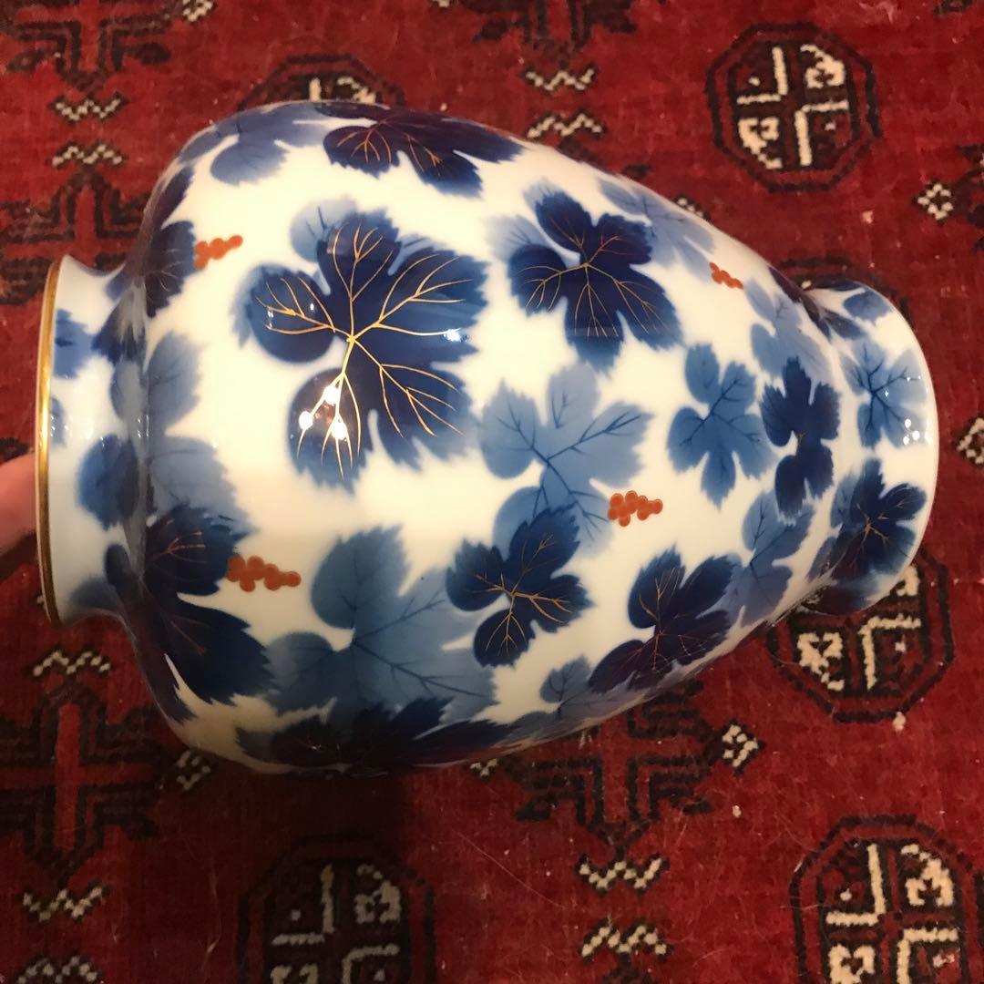 皇室御用達・深川製磁器のブドウ柄花器　26×22cm