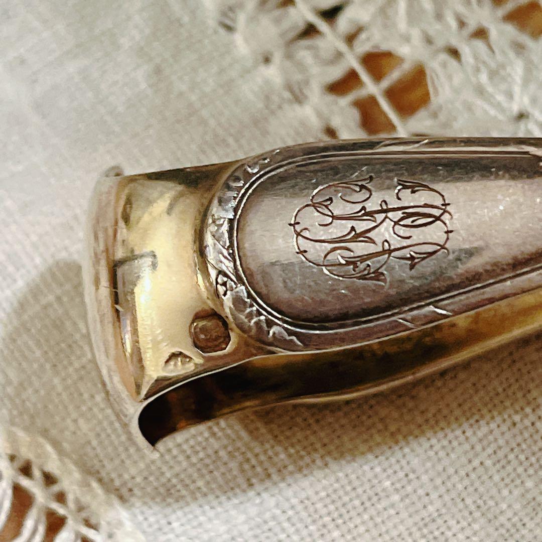 シルバー　美しいモノグラム入りのトング