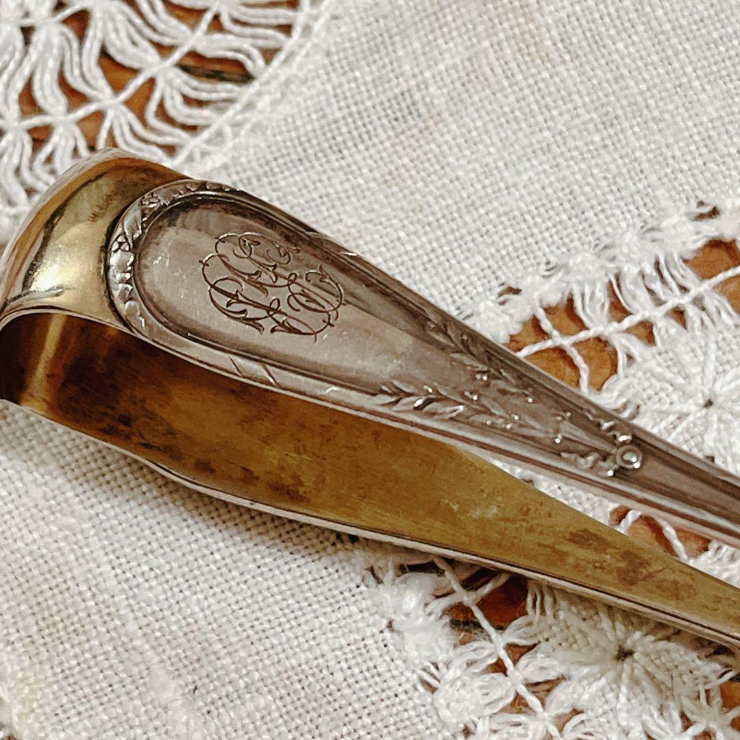 シルバー　美しいモノグラム入りのトング