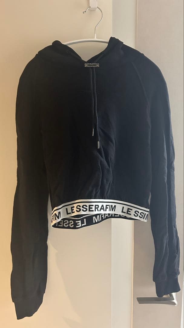 アイドル [LE SSERAFIM] CROP HOODIE (Black)
