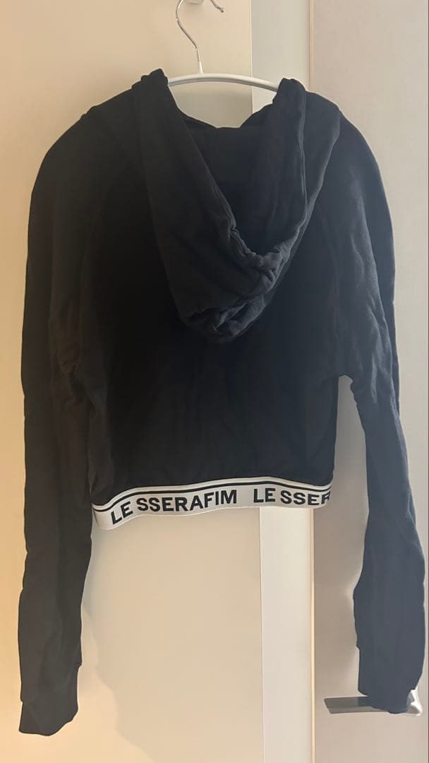 アイドル [LE SSERAFIM] CROP HOODIE (Black)