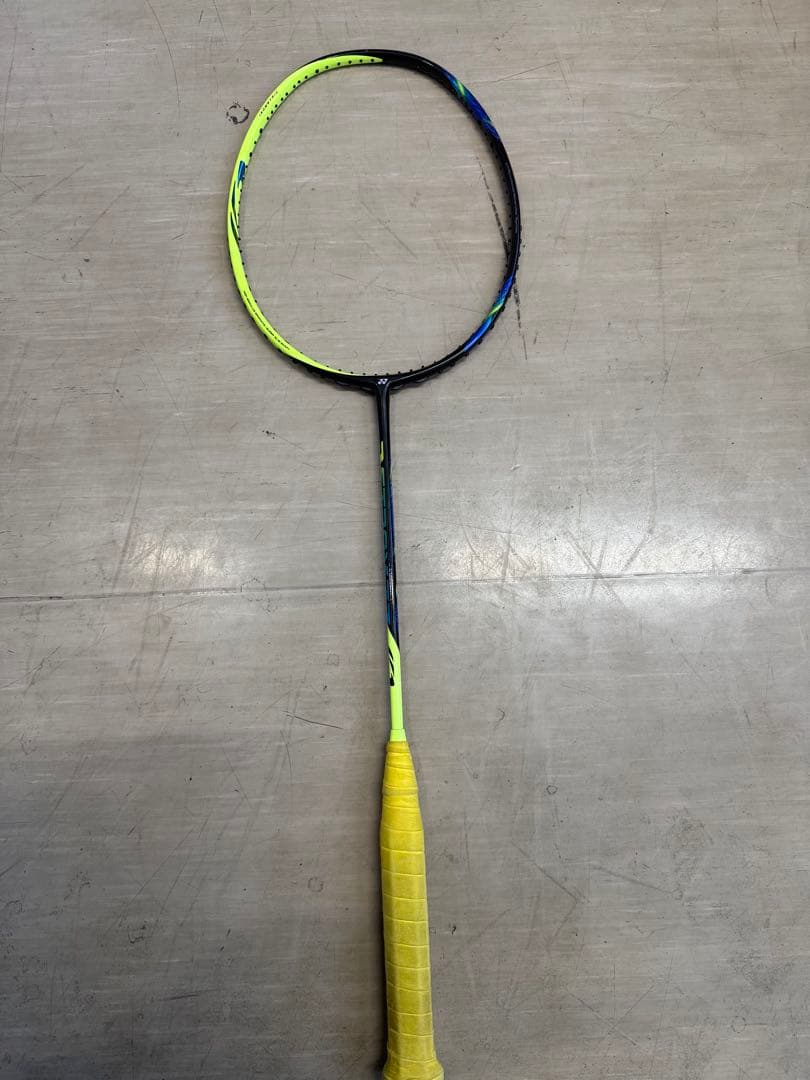 バドミントンラケット 黒・黄・青